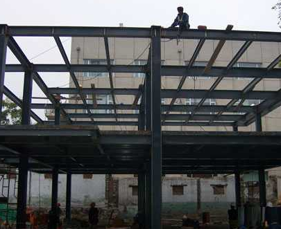 輕型鋼結(jié)構(gòu)搭建過程中TOYO手拉葫蘆的應用